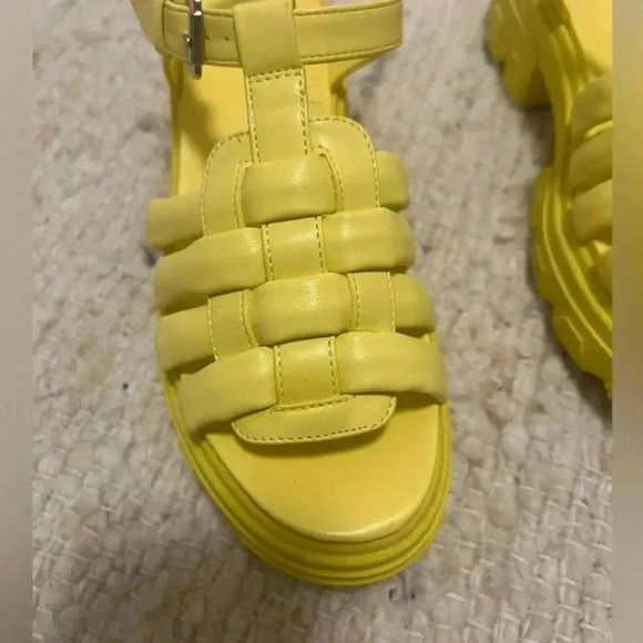 BP. Yellow women’s sandal size 6, slight heel with buckle, never worn condition - Picture 5 of 7